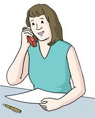 Ein telefonierende Frau mit einem Zettel in der Hand