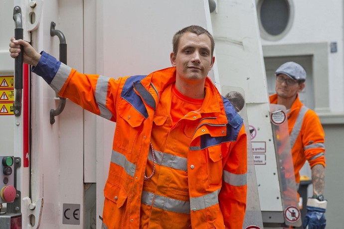 Junger Mann in Arbeitskleidung