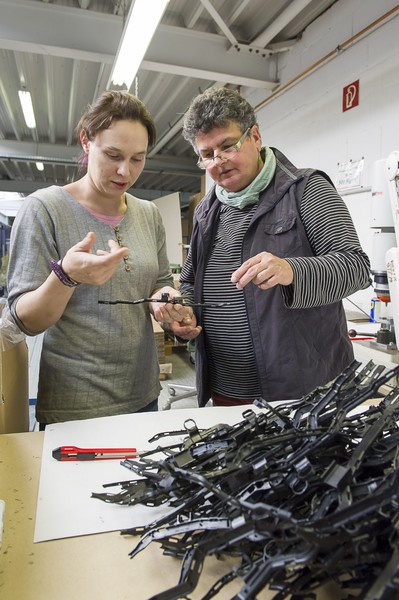 Zwei Frauen an einem Verpackungstisch