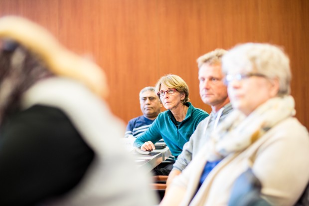 Vier Menschen sitzen an einem Tisch