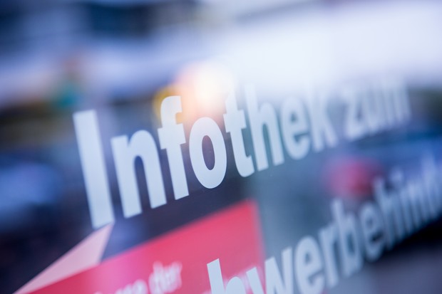 Schriftzug "Infothek" auf Glastür zur Infothek Schwerbehindertenrecht