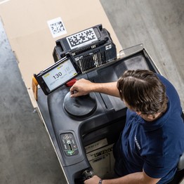 Ein Mann bedient ein Maschinenpult