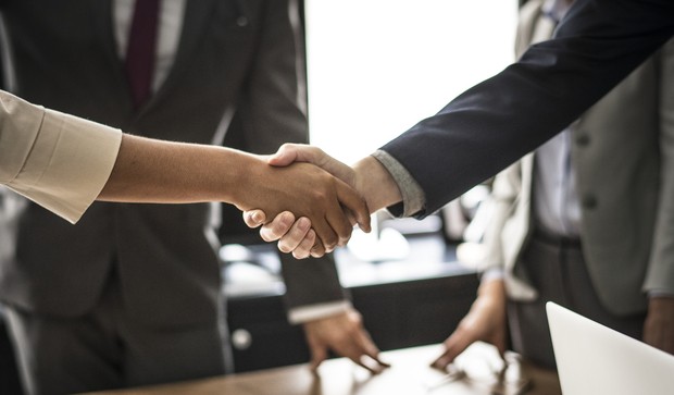 Zwei Personen geben sich die Hand Zwei Personen geben sich die Hand