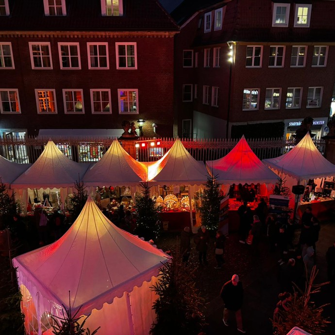 Aus höherer Perspektive sieht man die Weihnachtsmarktstände und Besucher im Innenhof des Erbdrostenhof. (vergrößerte Bildansicht wird geöffnet)