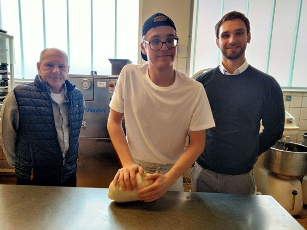 3 Männer in einer Bäckerei 3 Männer in einer Bäckerei