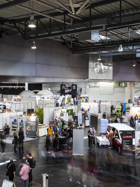 Ein blick in eine Messehalle mit Messestände